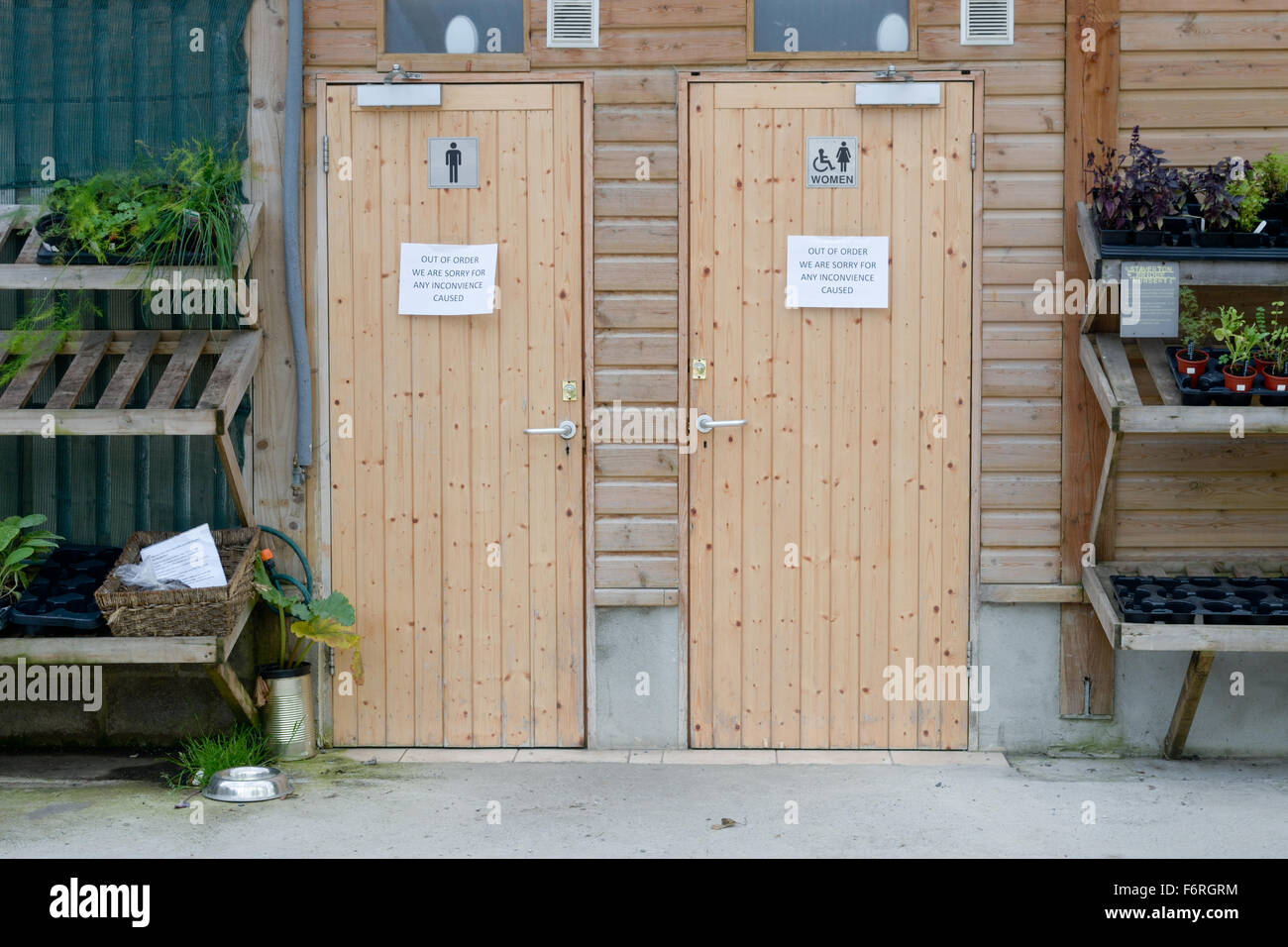 E Mens Womens bagni fuori ordine segni sulla toilette porte presso il cafe Foto Stock