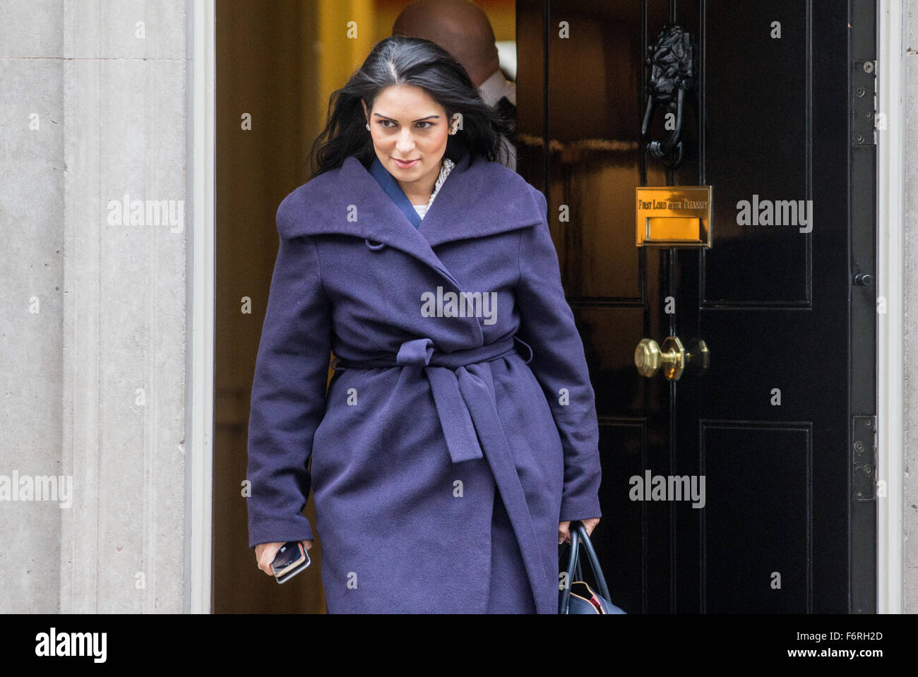 Priti Patel,il Ministro di Stato per l'occupazione,lascia il numero 10 di Downing Street dopo una riunione del gabinetto Foto Stock