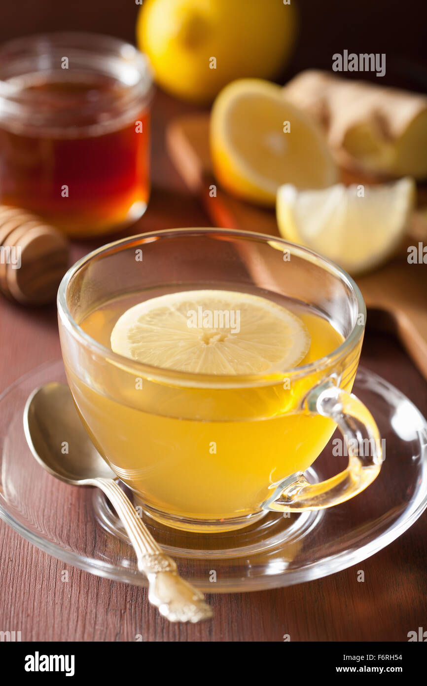 Acqua calda con limone e zenzero miele tè in tazza di vetro Foto stock -  Alamy