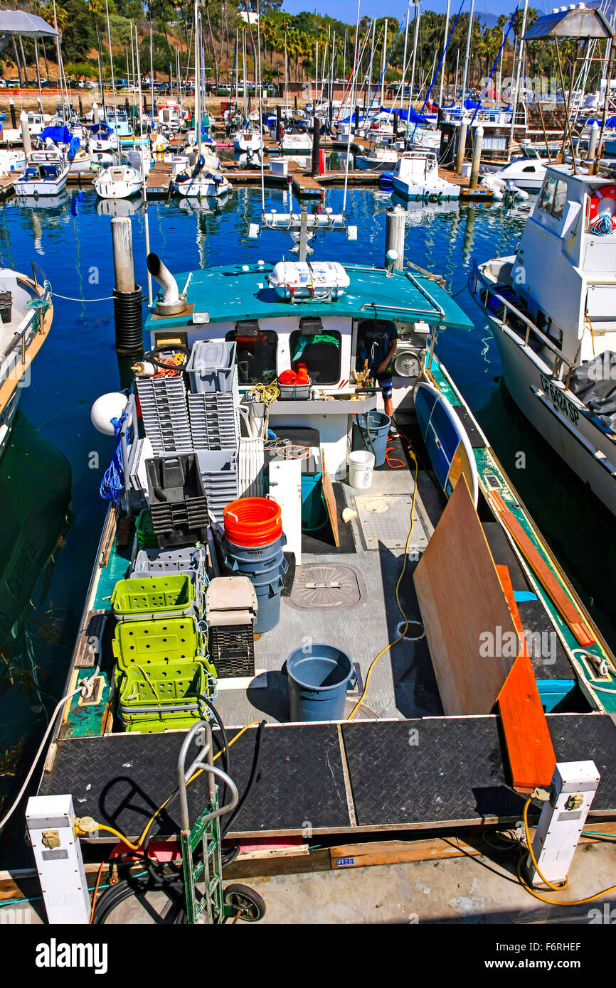 Vista dei vasi e degli attrezzi da pesca associati con la pesca a fini commerciali in questa barca a Santa Barbara porto in California Foto Stock