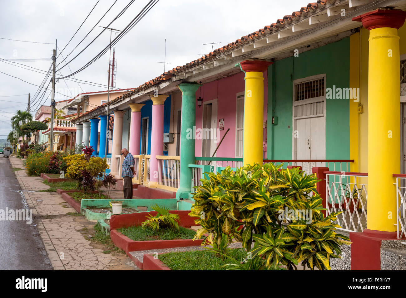 Case terrazza con pilastri colorati, case in stile spagnolo, residenziali, piccola città, Viñales, Cuba, Pinar del Río, Cuba Foto Stock