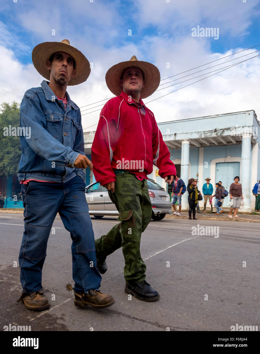 Due Cowboy cubano con stivali da cavallo e contrafforti lungo la strada di Vinales, Vinales, Cuba, Pinar del Río, Cuba Foto Stock