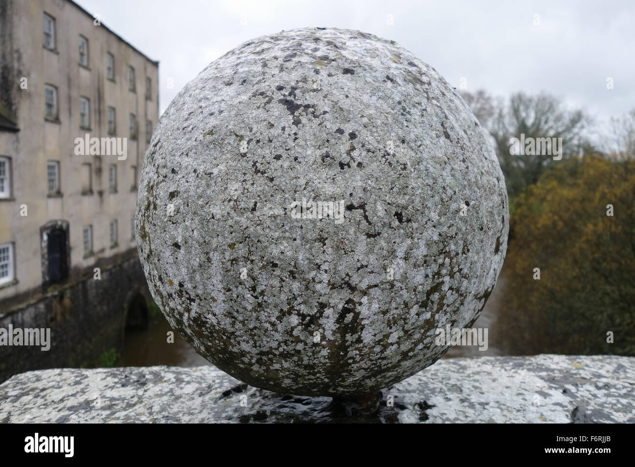 Orb ornamentali contemplati in lichen sul ponte di Blackpool, a nero mulino Piscina, vicino Ponte Canaston, Pembrokeshire Foto Stock