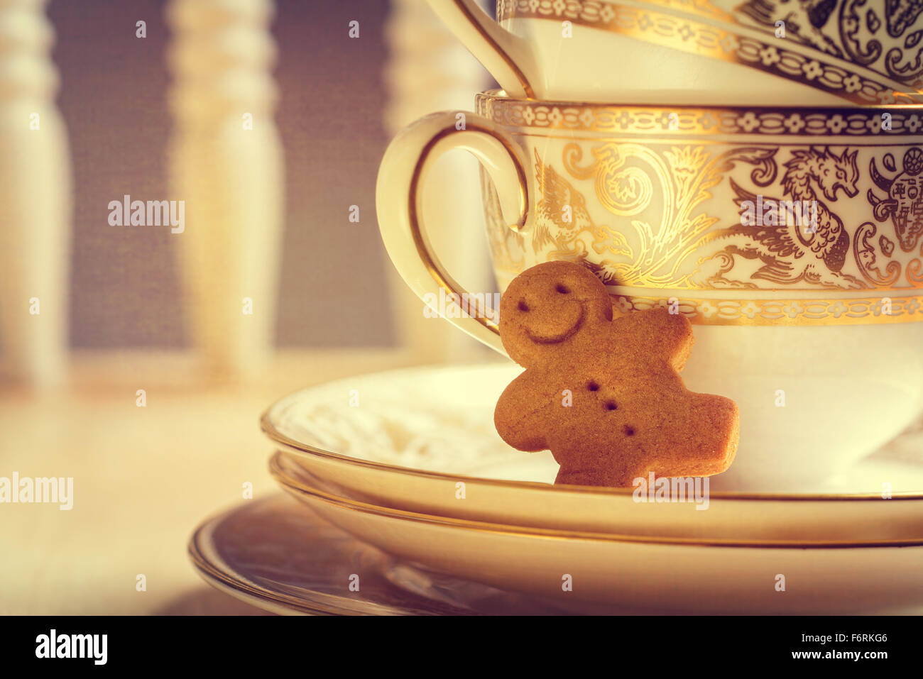 Happy gingerbread uomo seduto con antichi teacups e piattini Foto Stock