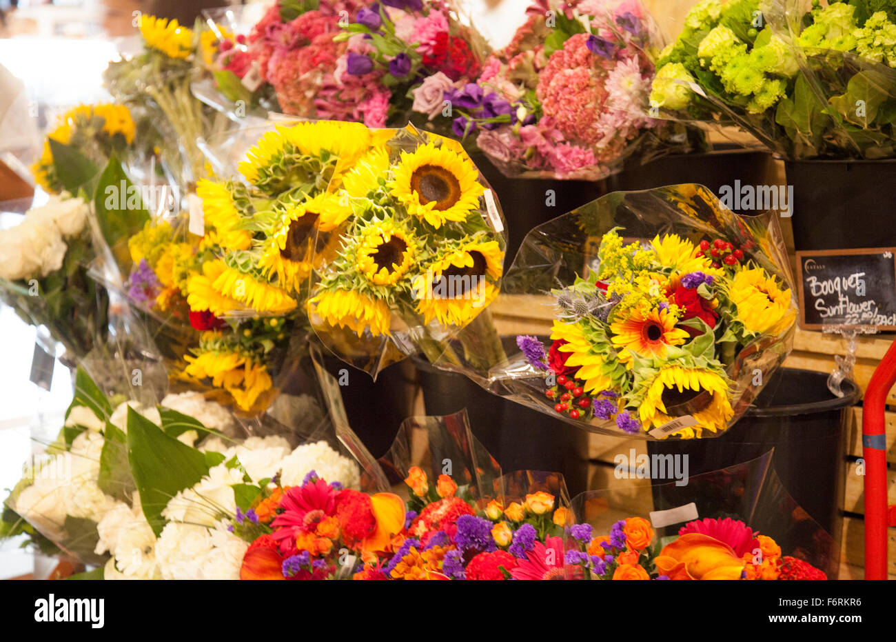 Eataly italiano mercato alimentare e marketplace in New York City Manhattan New York fiori Foto Stock