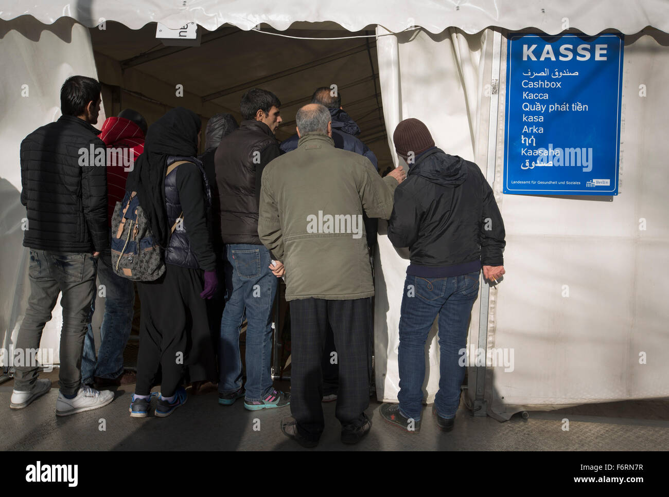 I rifugiati al Landesamt für Gesundheit und Soziales (LaGeSo), la somministrazione di Berlino facility per la salute e il benessere sociale, affollamento in uno dei costruito appositamente tende. La somministrazione di edifici e terreni circostanti divenne il principale centro di registrazione e il primo punto di contatto con le autorità per i rifugiati che arrivano a Berlino dal luglio 2015. Intorno 60 rifugiati arrivati in città nei primi dieci mesi del 2015, su un totale di circa 850.000 in tutta la Germania. Foto Stock