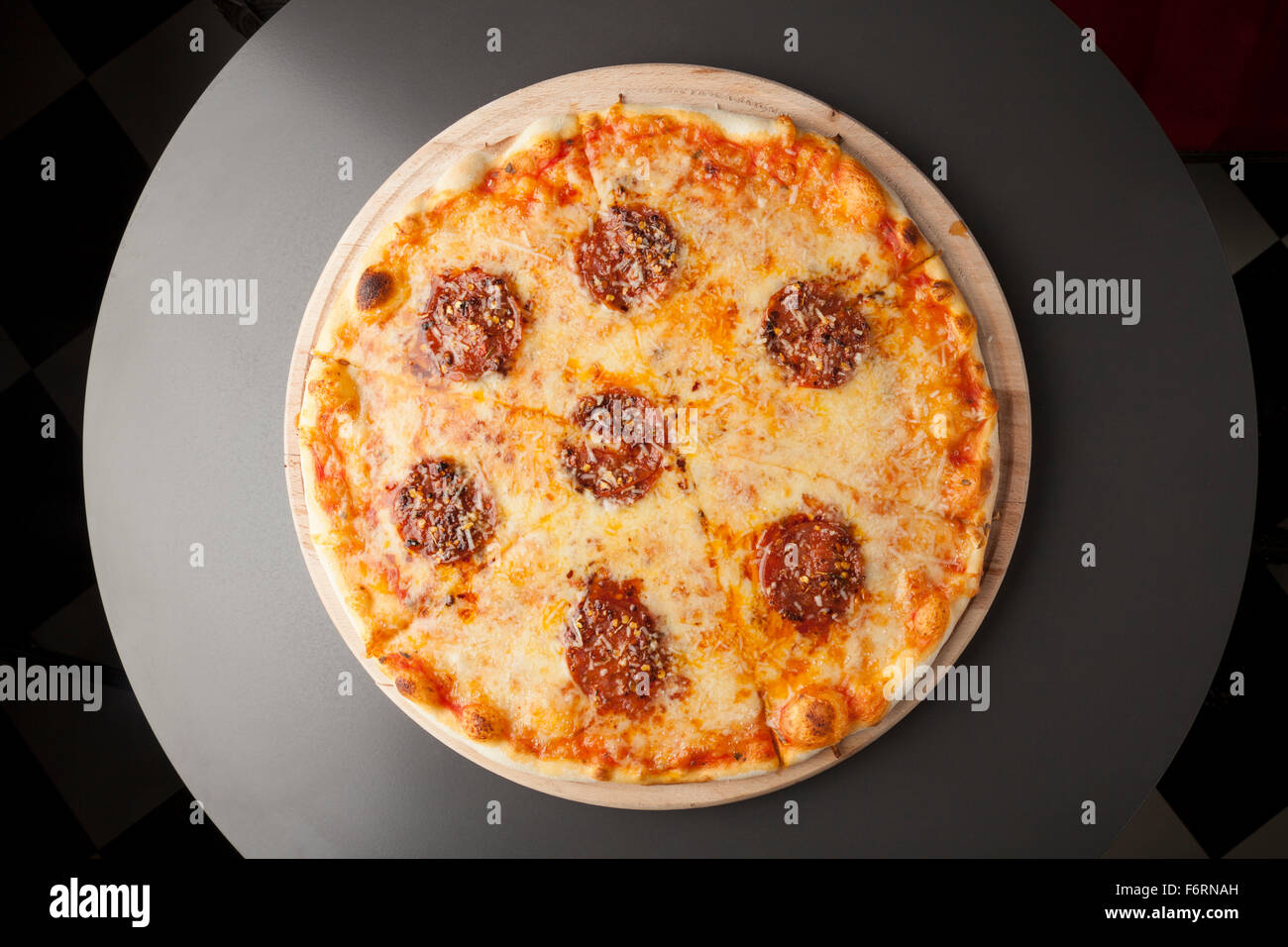 Salsiccia per pizza pizza con salsiccia sul piatto di legno Foto Stock