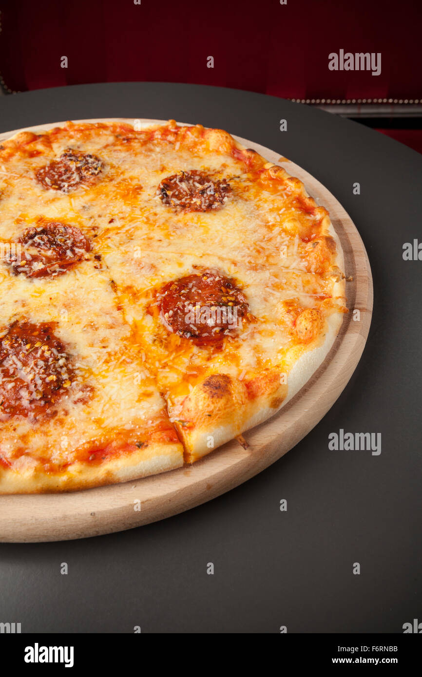 Salsiccia per pizza pizza con salsiccia sul piatto di legno Foto Stock