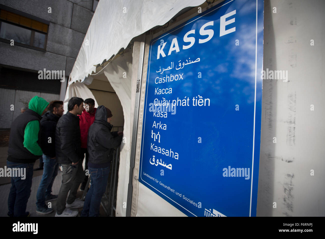 I rifugiati al Landesamt für Gesundheit und Soziales (LaGeSo), la somministrazione di Berlino facility per la salute e il benessere sociale, affollamento in uno dei costruito appositamente tende. La somministrazione di edifici e terreni circostanti divenne il principale centro di registrazione e il primo punto di contatto con le autorità per i rifugiati che arrivano a Berlino dal luglio 2015. Intorno 60 rifugiati arrivati in città nei primi dieci mesi del 2015, su un totale di circa 850.000 in tutta la Germania. Foto Stock