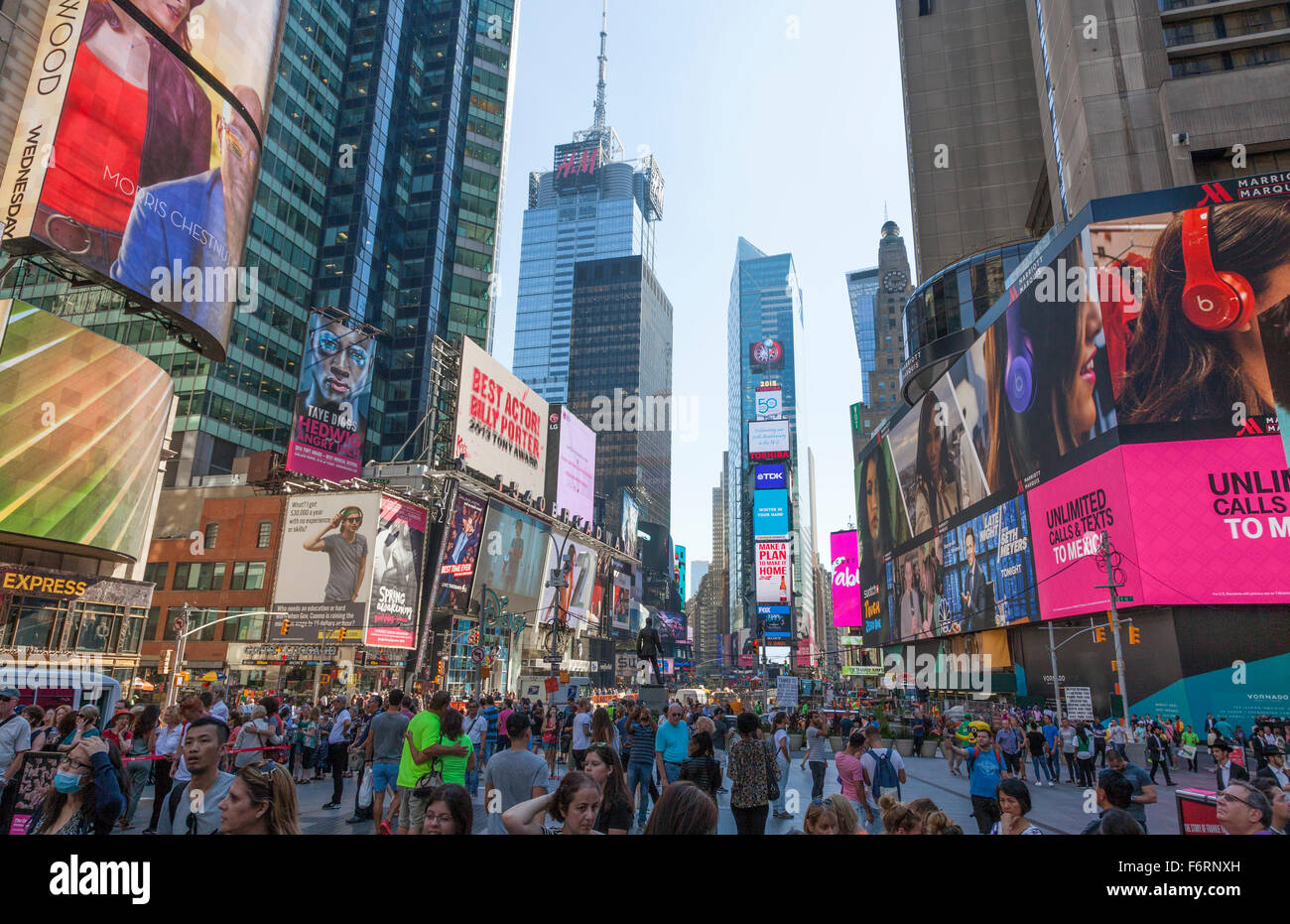 Manhattan New York Times Square di cartelloni e insegne pubblicitarie nel trafficato centro cittadino Foto Stock