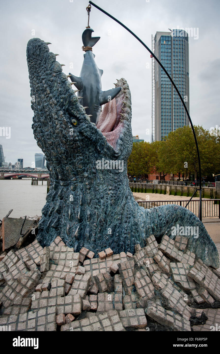 Un gigante dinosauro Mosasaurus mangiare una grande squalo bianco è stata svelata al South Bank punto di osservazione per celebrare il rilascio di Blu-ray e DVD di mondo giurassico, oggi (19ott15) dotato di: Mosasaurus, visualizzare atmosfera dove: Londra, Regno Unito Foto Stock