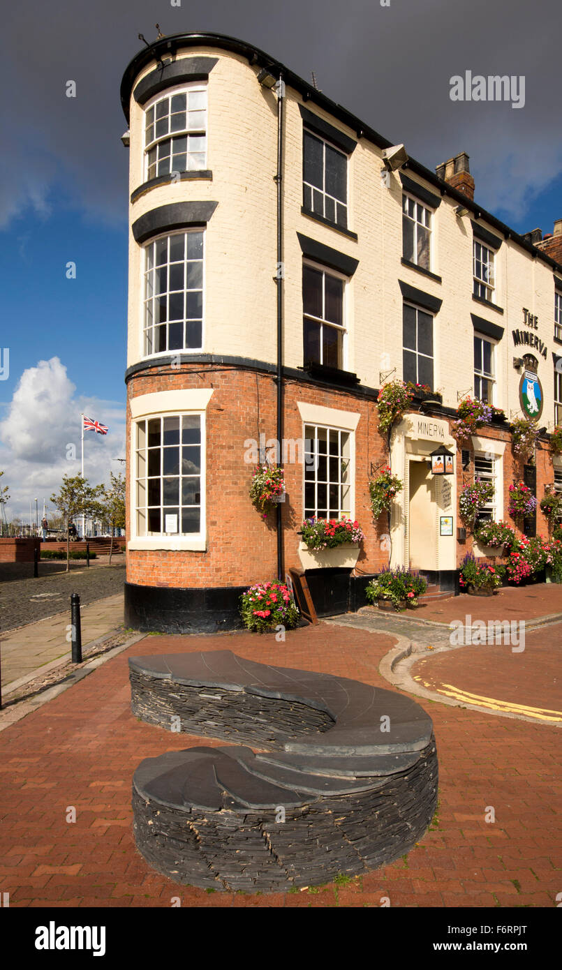 Regno Unito, Inghilterra, nello Yorkshire, Hull, Nelson Street, Minerva Pier, Marea girando la scultura di ardesia Foto Stock