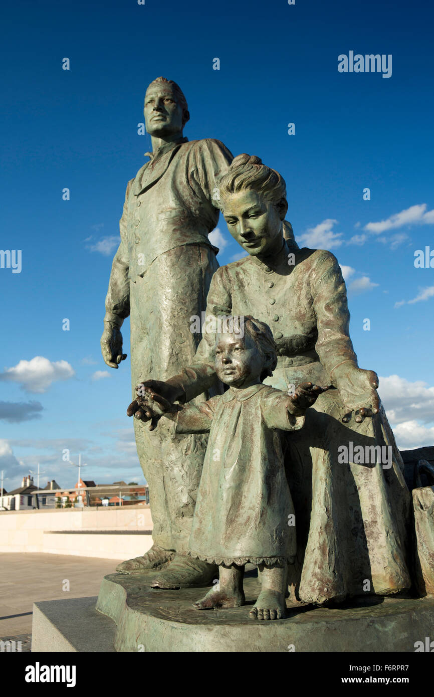 Regno Unito, Inghilterra, nello Yorkshire, Hull, Humber Quays, Neil Hadlock emigranti della scultura, oltre 2 milioni di emigrati passò attraverso lo scafo e Humber Foto Stock