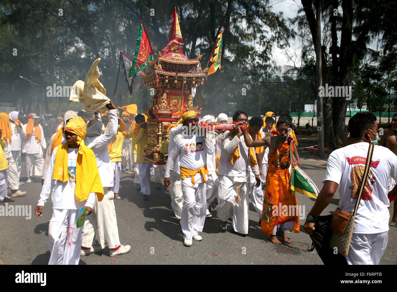 Thailandia Phuket Festival gli dèi ancestrali sono trasportate attraverso le strade come parte della processione Adrian Baker Foto Stock