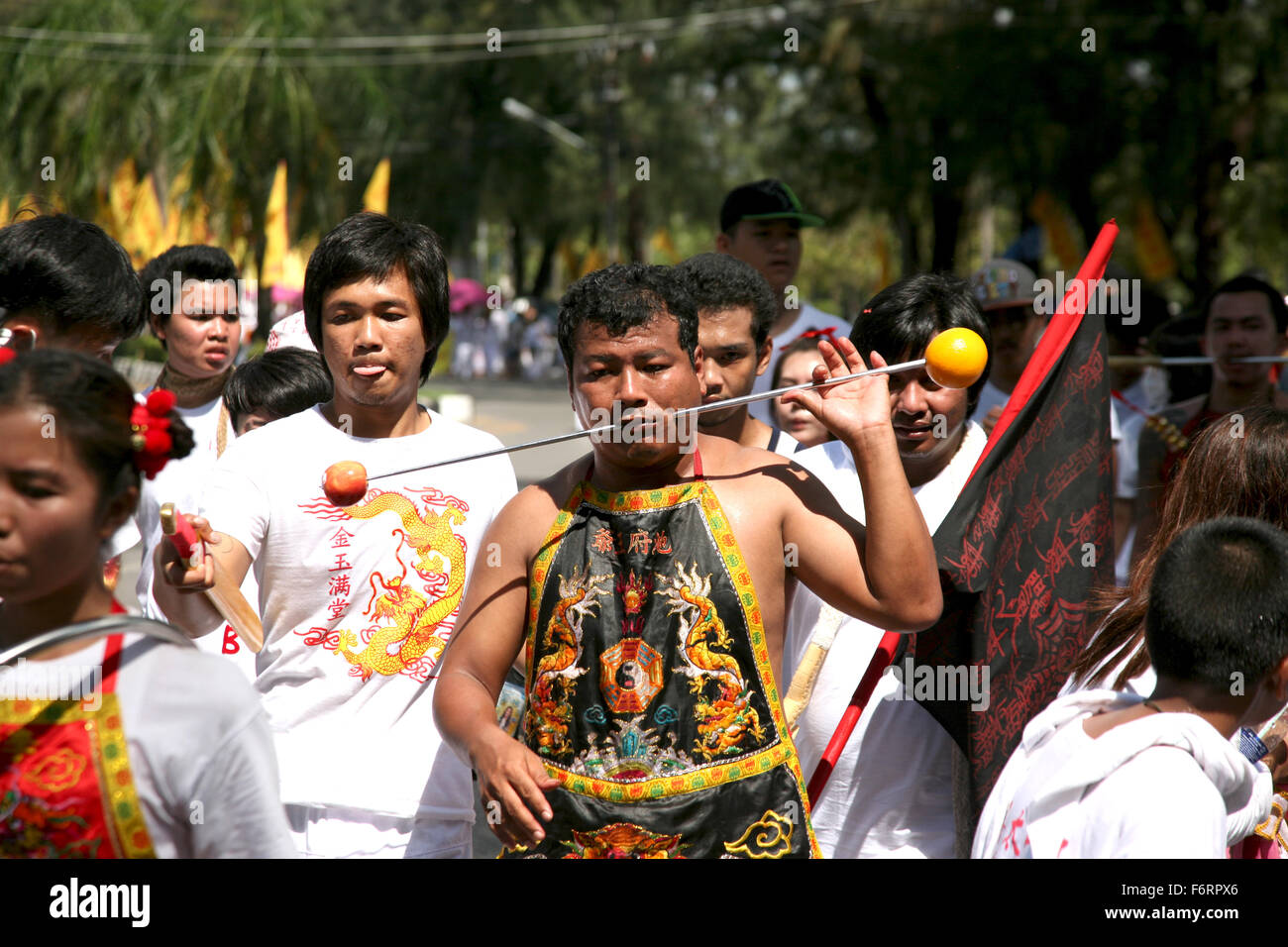 Thailandia Phuket Festival Mah Jong, con le loro facce forato a piedi in processione per le strade di Phuket Adrian Baker Foto Stock