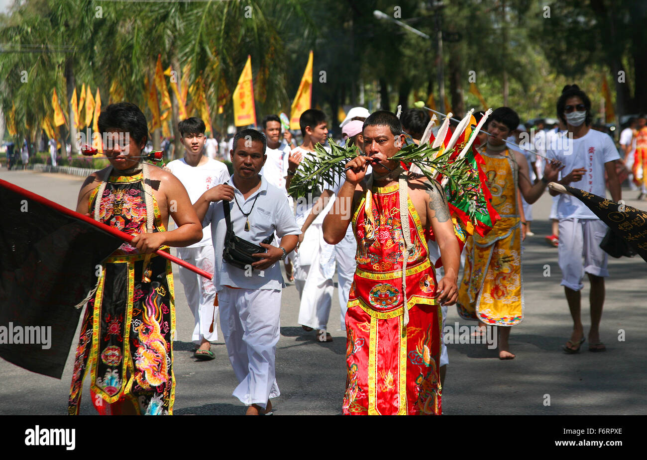 Thailandia Phuket Festival Mah Jong, con le loro facce forato a piedi in processione per le strade di Phuket Adrian Baker Foto Stock