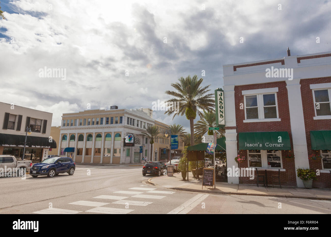 Il vecchio centro cittadino di angolo di strada in New Smyrna Beach Florida Foto Stock