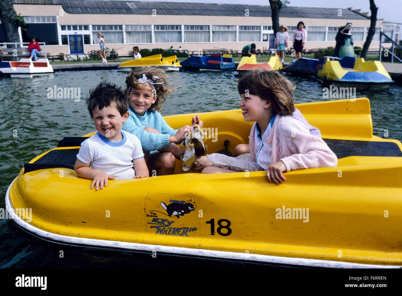 Bambini su un peddle barca presso il Pontin Pakefield. Suffolk. Inghilterra circa 1987 Foto Stock