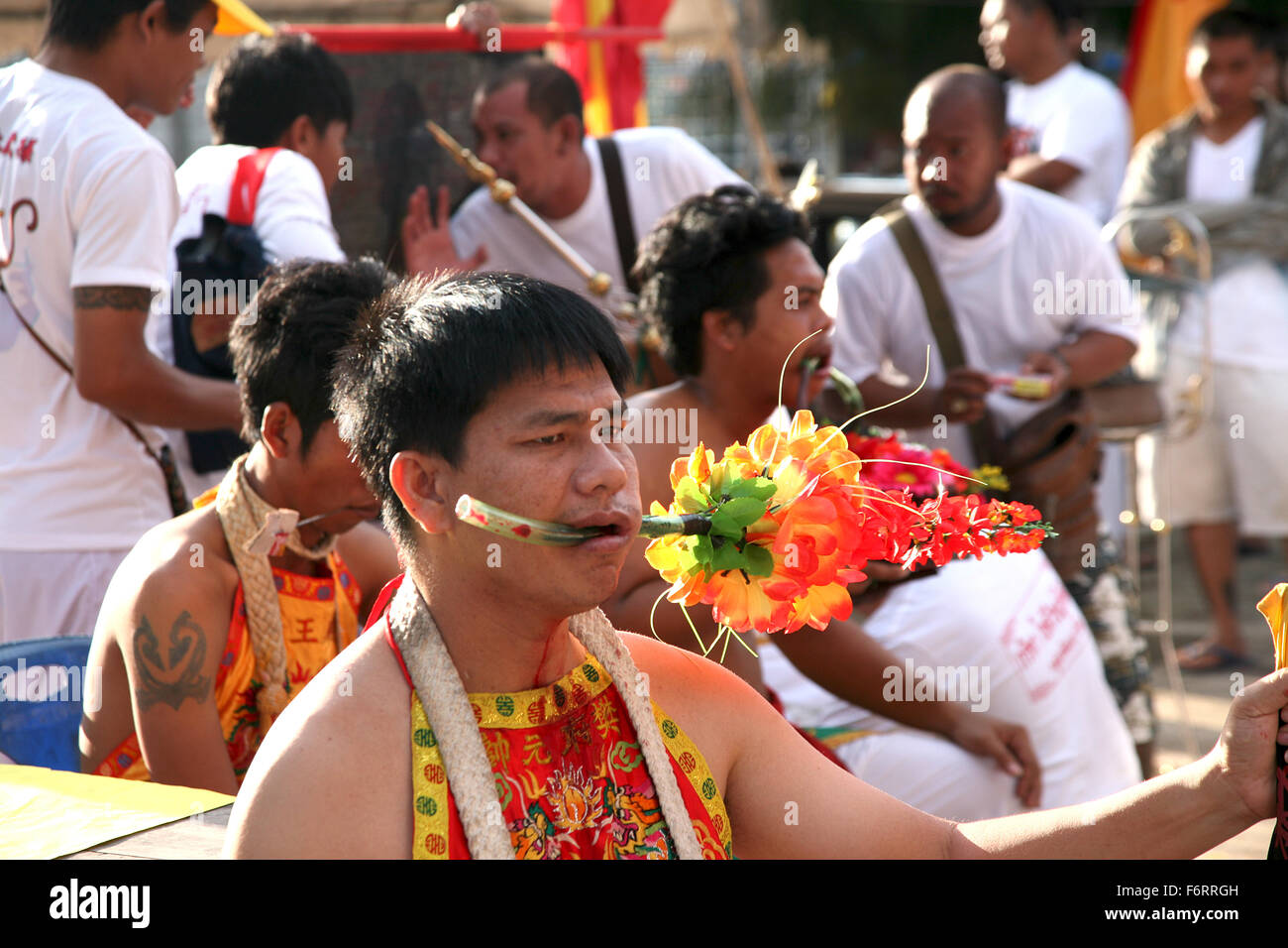 Thailandia Phuket Festival A Mah Jong passando attraverso il rituale della faccia piercing Adrian Baker Foto Stock