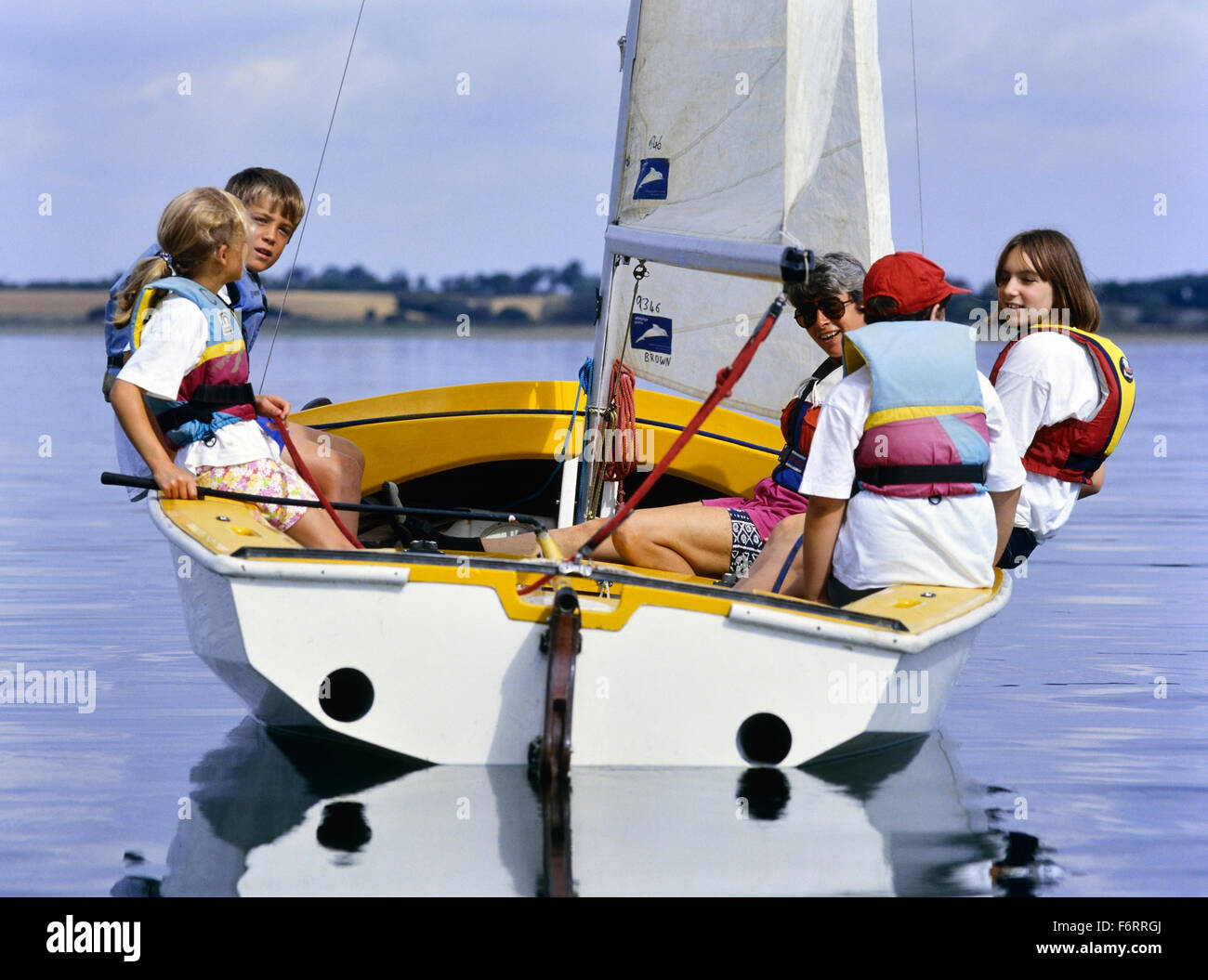 I bambini sulla vela Grafham acqua. Huntingdon. Cambridgeshire. In Inghilterra. Regno Unito Foto Stock
