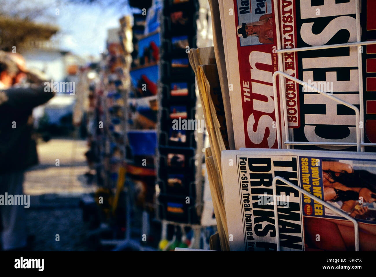 Tabloid britannico quotidiani in vendita in Albufeira Algarve. Il Portogallo. Europa Foto Stock