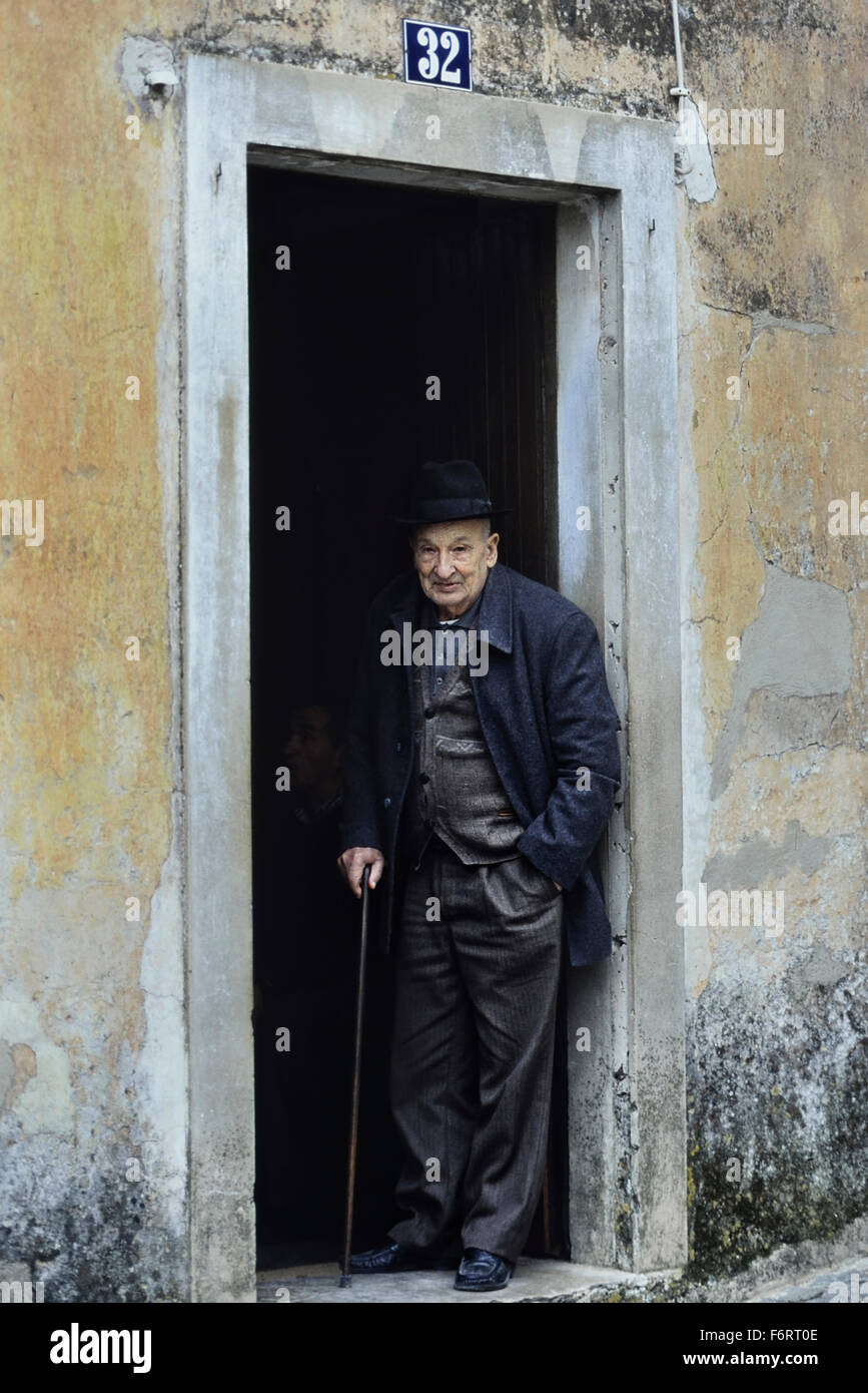 Un vecchio uomo in piedi in una porta. Monchique. L' Algarve, PORTOGALLO Foto Stock