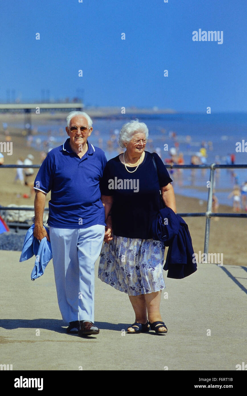 Una coppia di anziani a Skegness promenade. Lincolnshire. In Inghilterra. Regno Unito Foto Stock