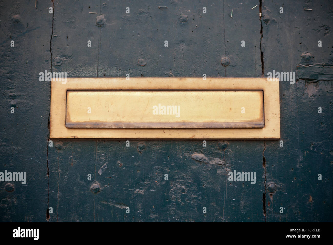 Verde scuro porta con lettera mailbox di slot. Inquadratura orizzontale Foto Stock