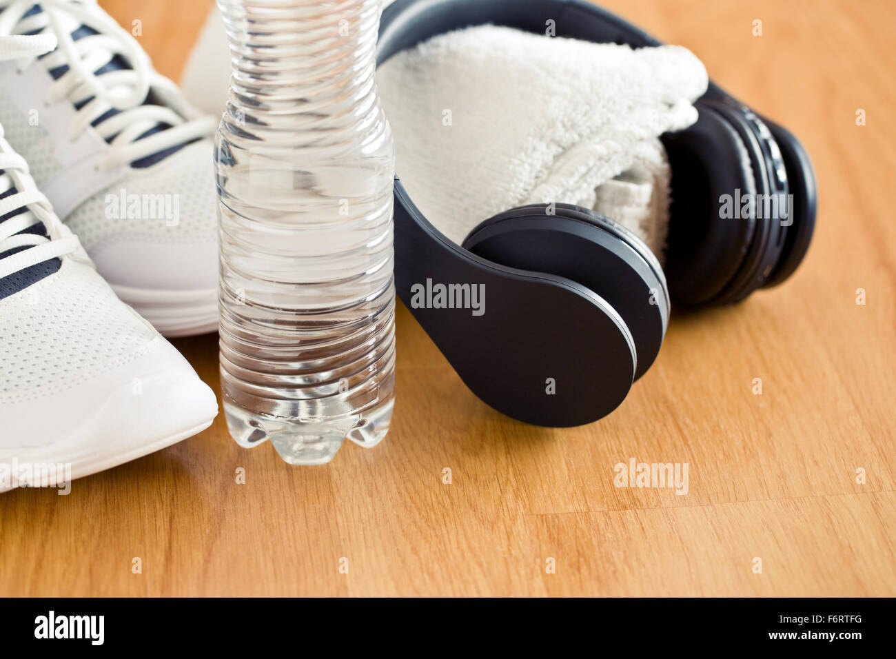 Il concetto di sport. cuffie, scarpe e l'acqua in bottiglia Foto Stock