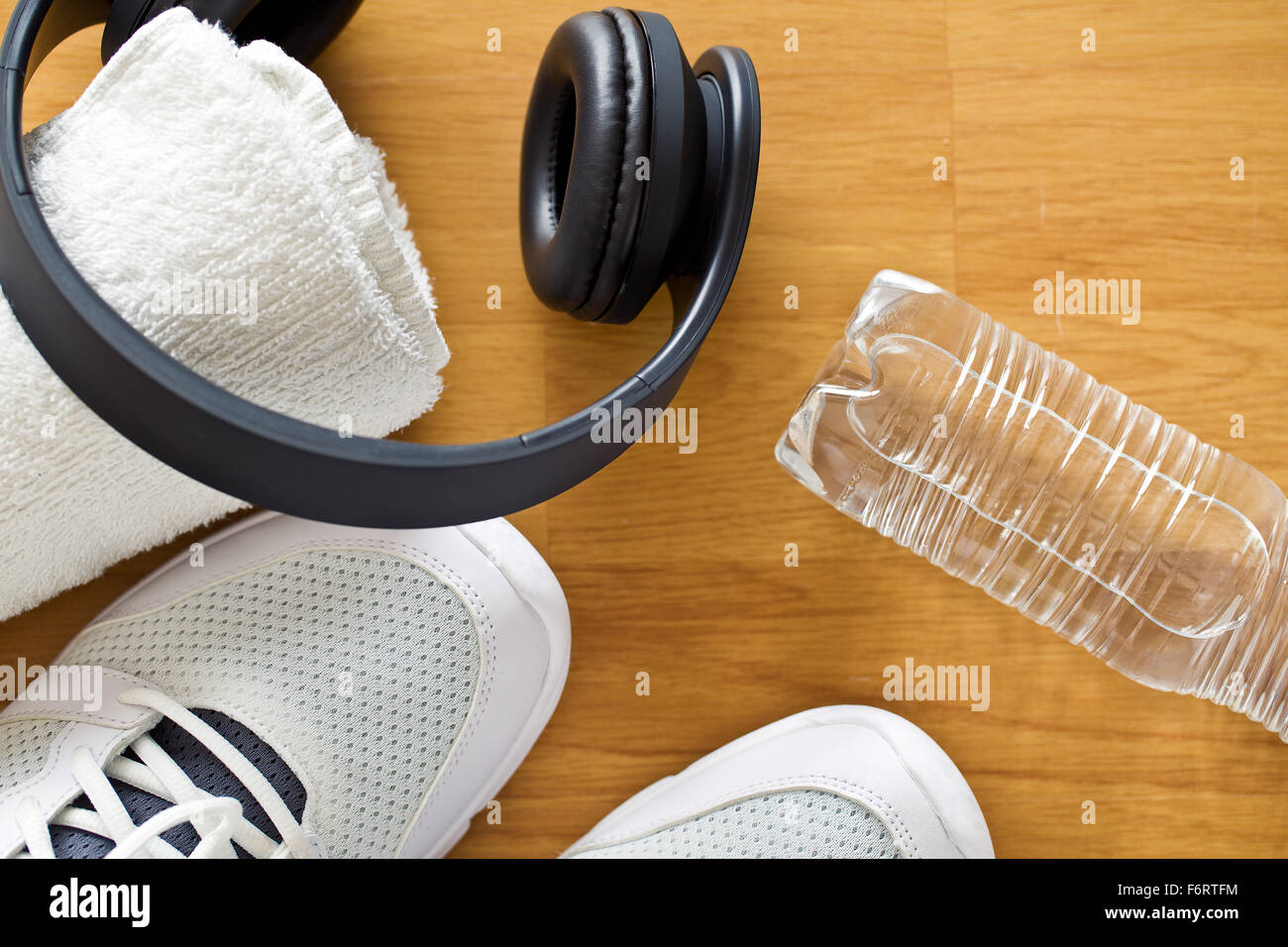 Il concetto di sport. cuffie, scarpe e l'acqua in bottiglia Foto Stock