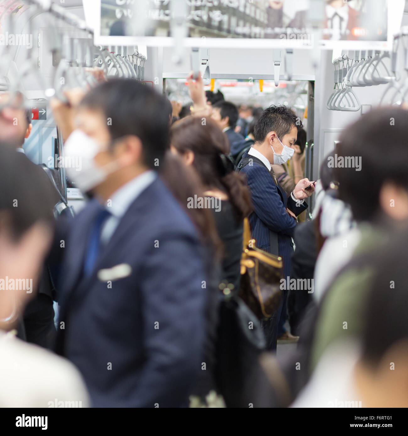 I passeggeri in viaggio da Tokyo metropolitana. Foto Stock