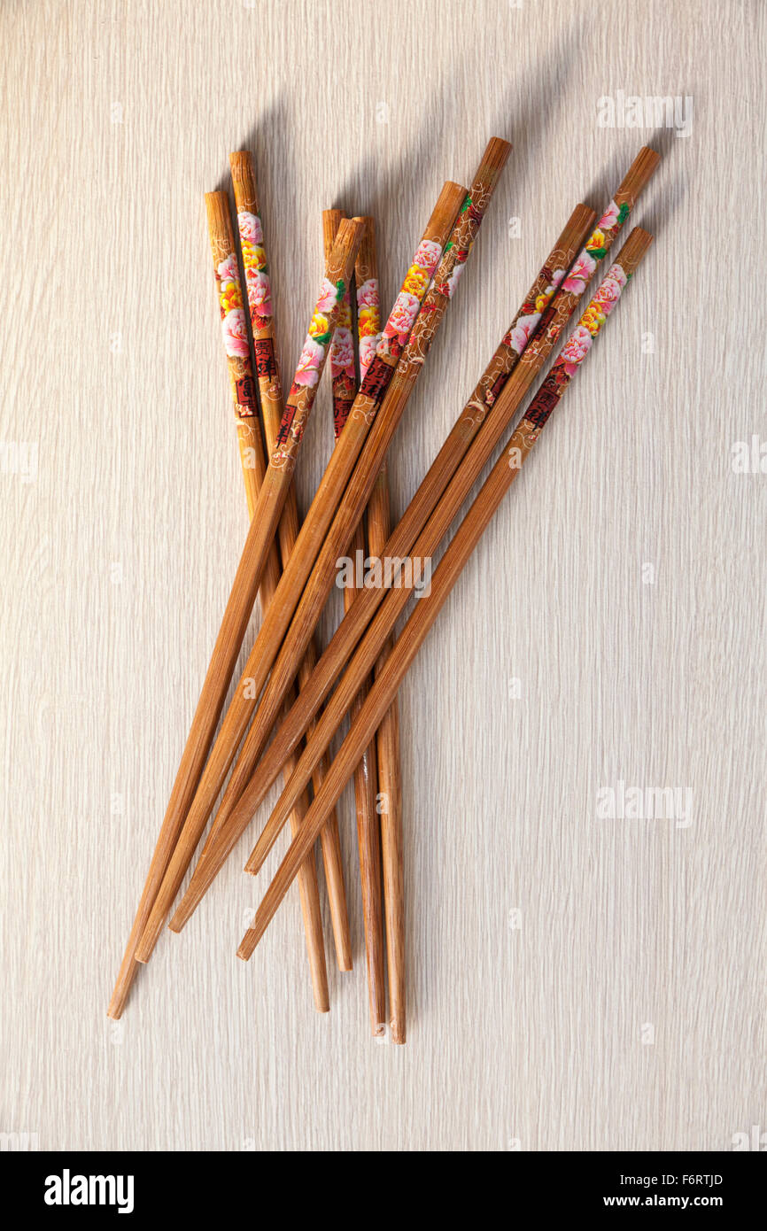 Gruppo di bacchette cinesi sul tavolo di legno Foto stock - Alamy