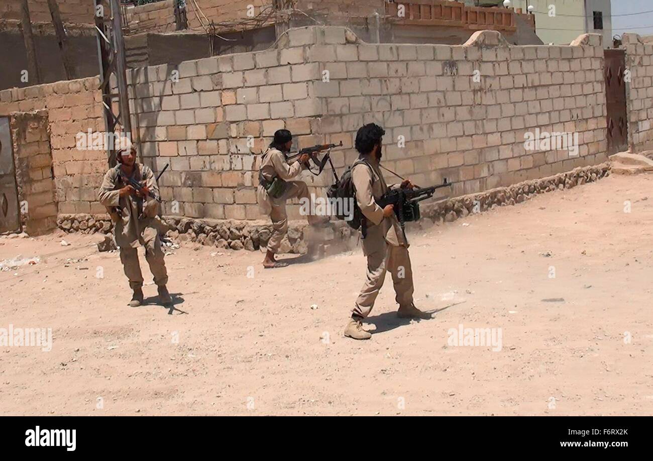 Stato islamico dell Iraq e il levante di propaganda che mostra fotografica militanti ISIS armi da lancio durante una battaglia contro il governo siriano forze in Deir el-Zour, Siria. Foto Stock