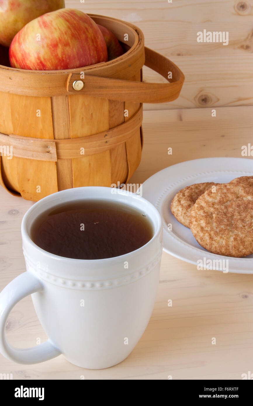 Sidro di mela caldo, mele e snicker doodle i cookie Foto Stock