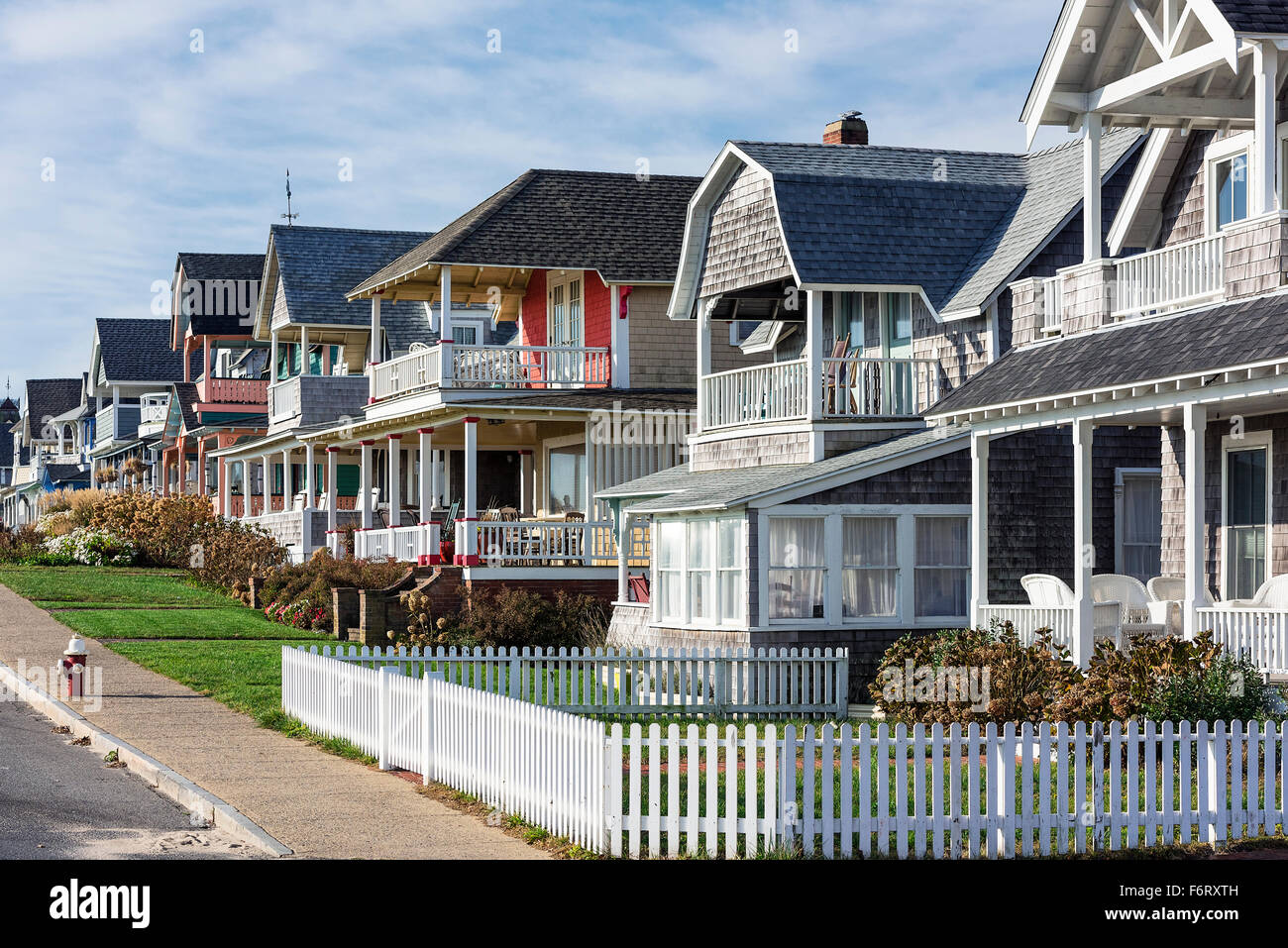 Cottage affascinante case lungo Ocean Park, Oak Bluffs, Martha's Vineyard, STATI UNITI D'AMERICA Foto Stock