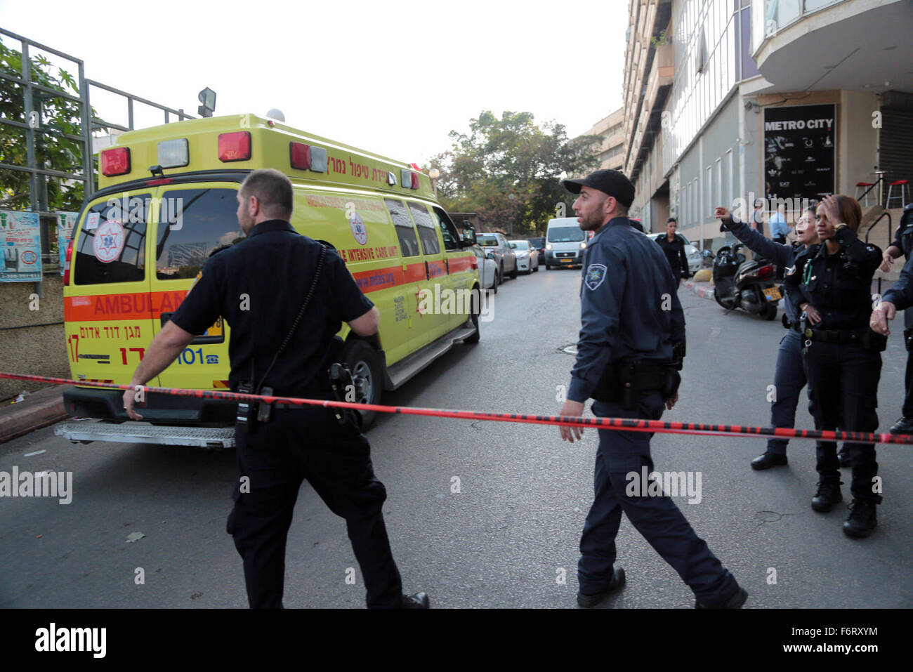 (151119) -- Gerusalemme, nov. 19, 2015 (Xinhua) -- la polizia israeliana a sigillare la scena di un accoltellato l attentato a Tel Aviv, Israele, su nov. 19, 2015. Un coltello-palestinese dimaneggio su un stabbing spree ha ucciso due uomini israeliani e il ferimento di un altro in corrispondenza di una cappella sul lungomare di Tel Aviv il giovedì. La polizia ha individuato il sospetto come 24-anno-vecchio dai palestinesi della Cisgiordania Dura, un villaggio nel sud-ovest di Hebron. Il suo nome non è stato rilasciato immediatamente, ma il canale 2 TV News ha riferito che egli non aveva alcun record precedente di coinvolgimento in atti di terrore. (Xinhua/JINI) Foto Stock