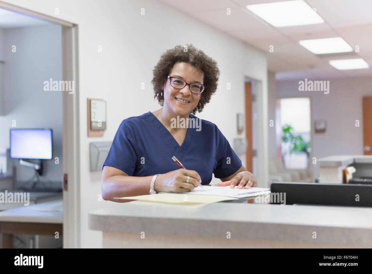 African American infermiere iscritto in ospedale Foto Stock