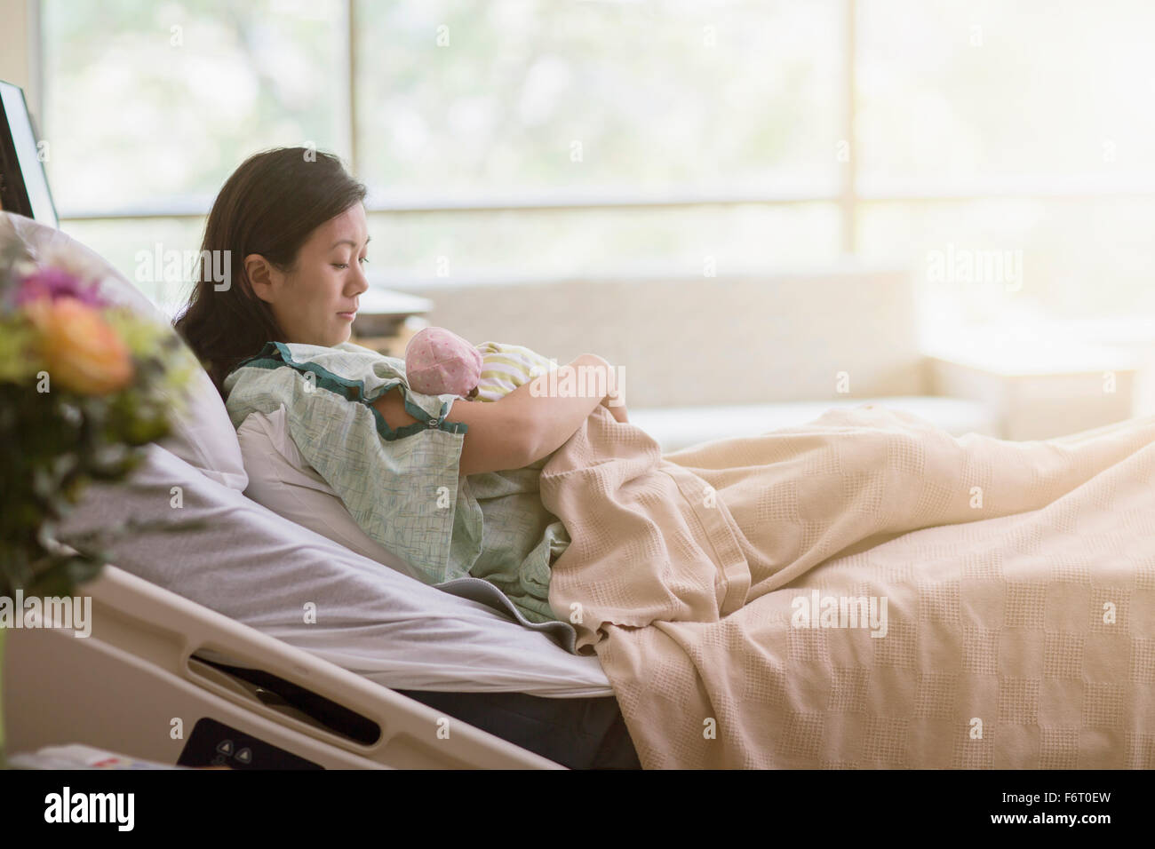Madre cullano i neonati nella stanza di ospedale Foto Stock
