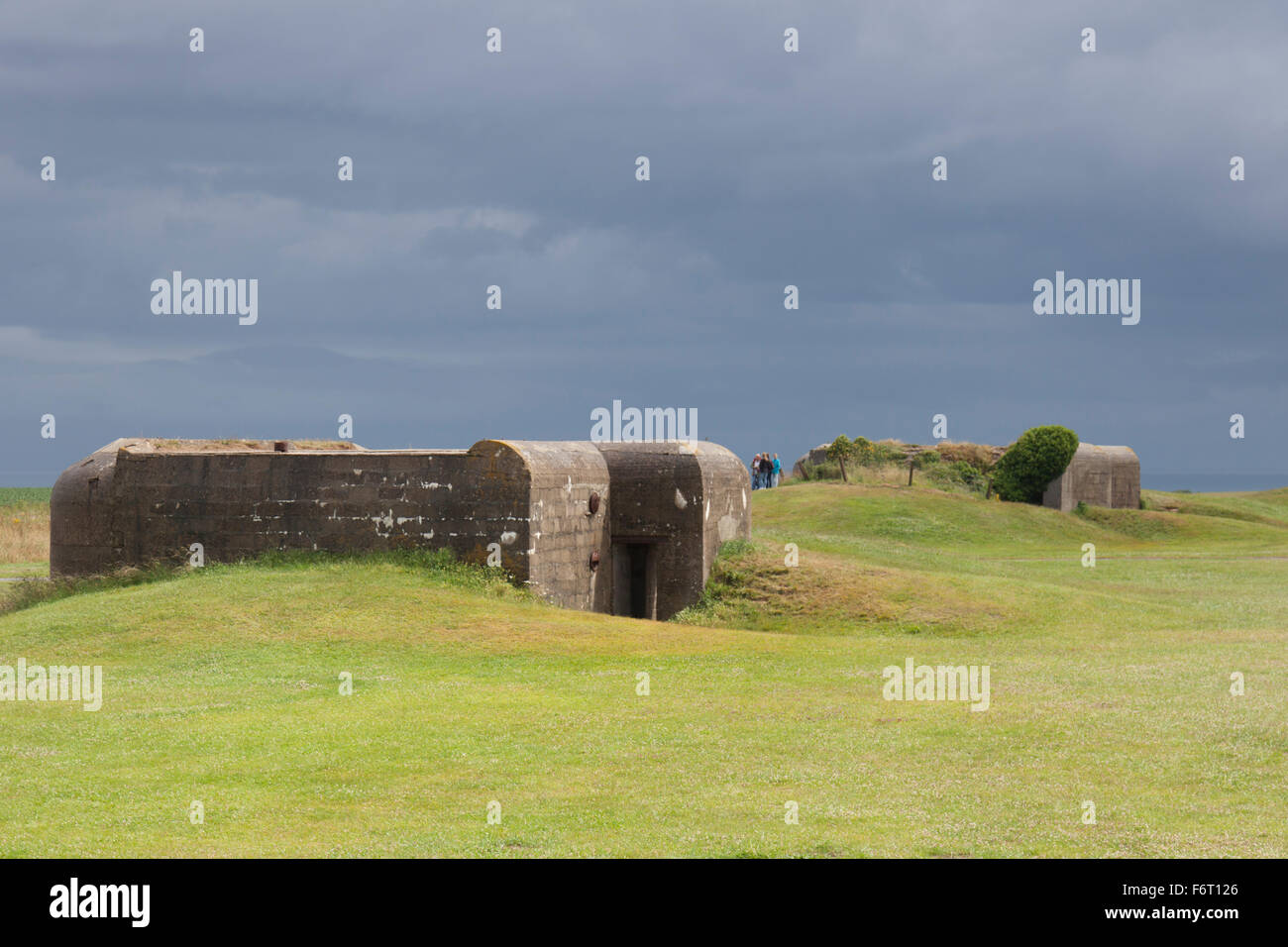 Due del calcestruzzo casemates al Longues-sur-Mer batteria in Normandia Foto Stock