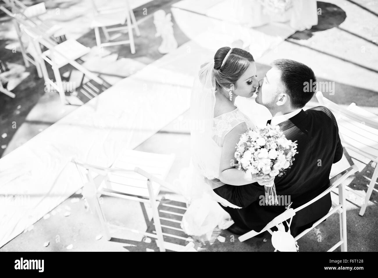 Felice matrimonio alla moda giovane sulla cerimonia di nozze di registrazione Foto Stock