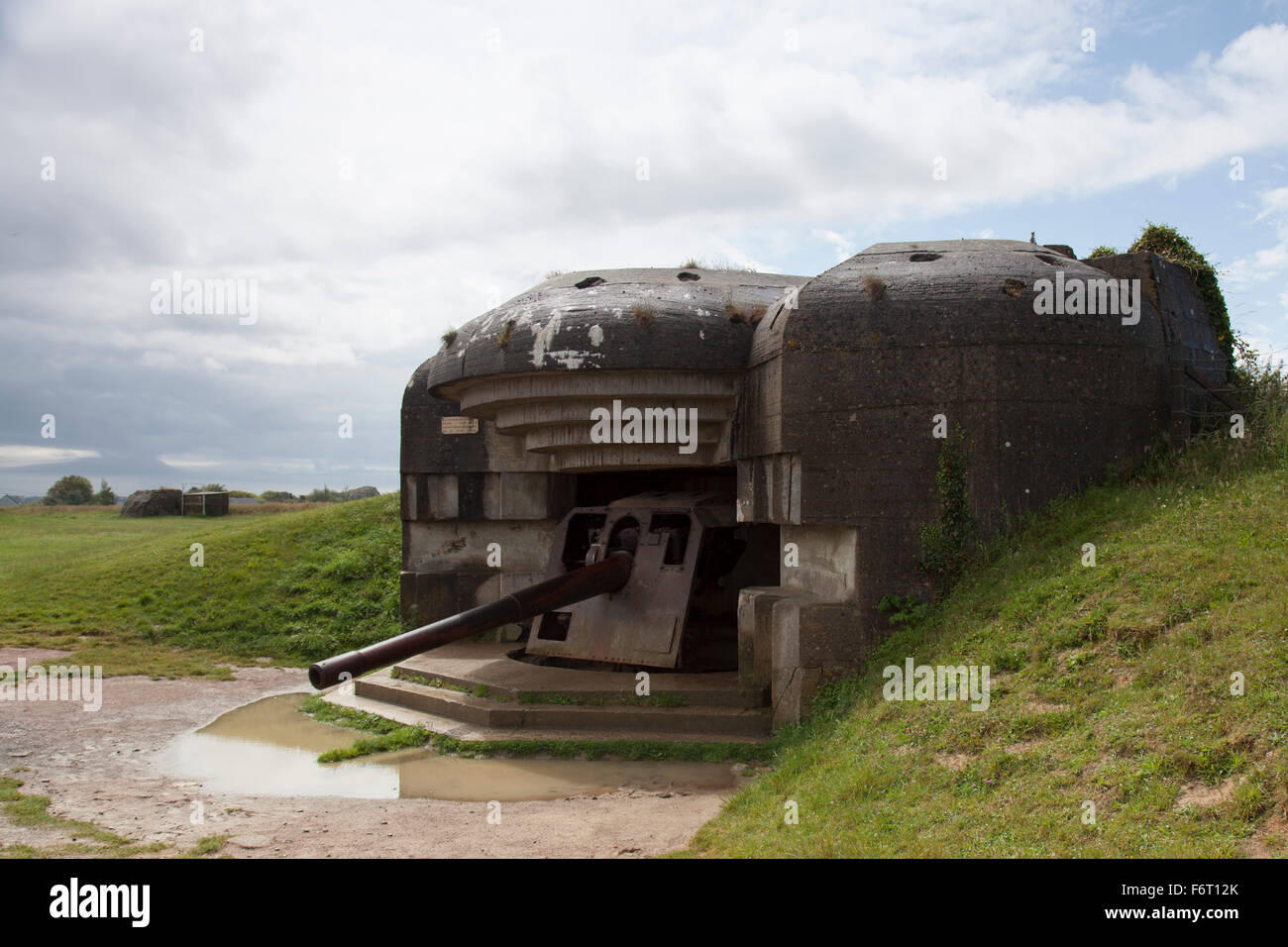 Uno del tedesco 152mm cannoni navali in un calcestruzzo casemate a Longues-sur-Mer batteria Foto Stock