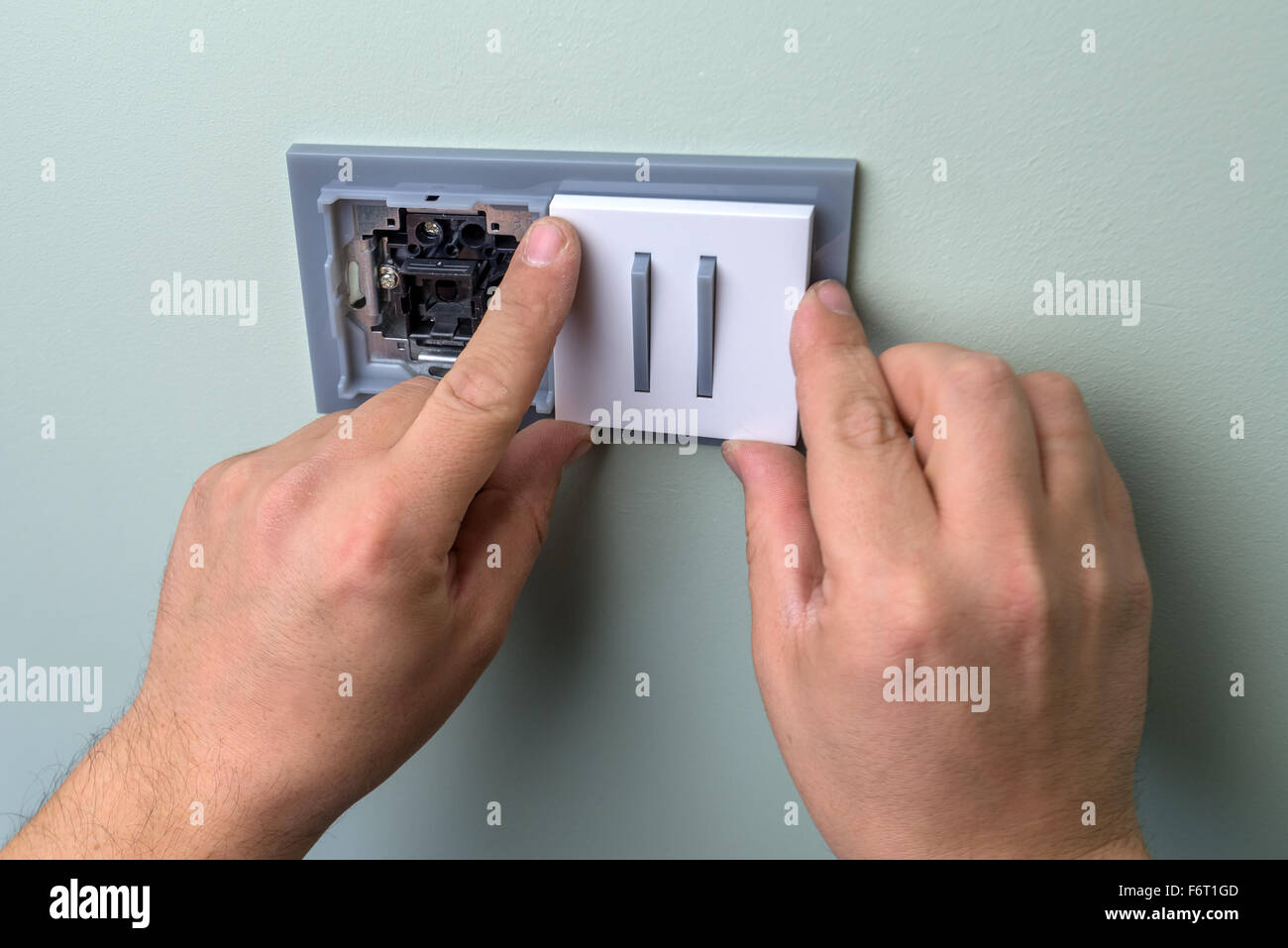 Elettricista e installazione del sistema di distribuzione di elettricità Foto Stock