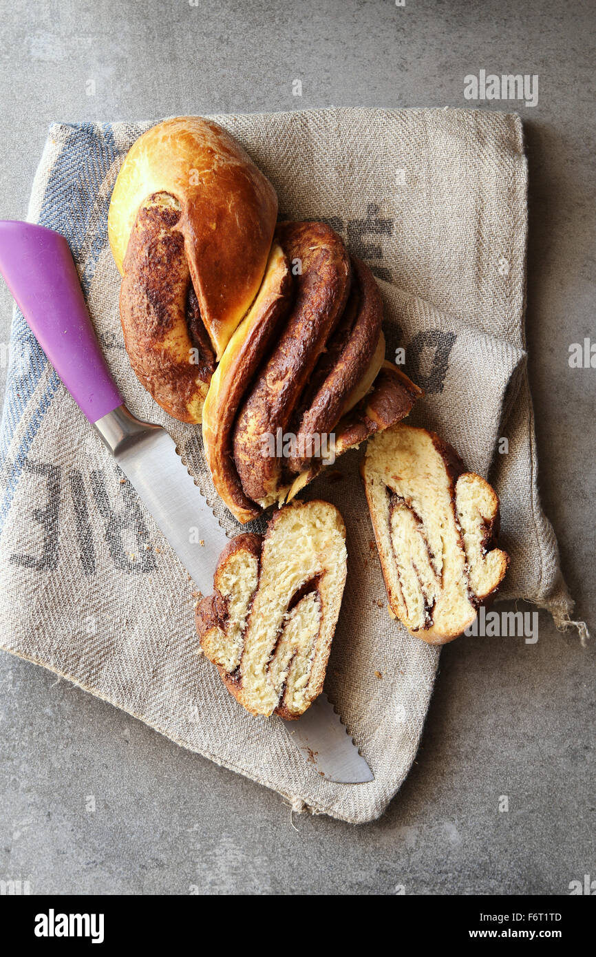 Appena sfornato nutella intrecciato pane Foto Stock