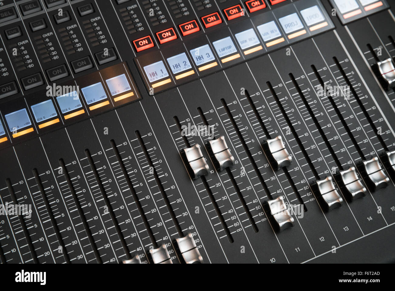 Chiudere DETTAGLIO E MACRO DI UN SUONO DI MIXAGGIO AUDIO DESK Foto Stock
