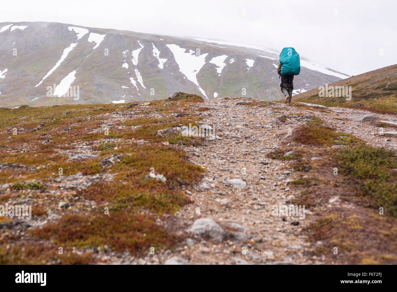 Mari backpacker camminando sul sentiero di montagna Foto Stock