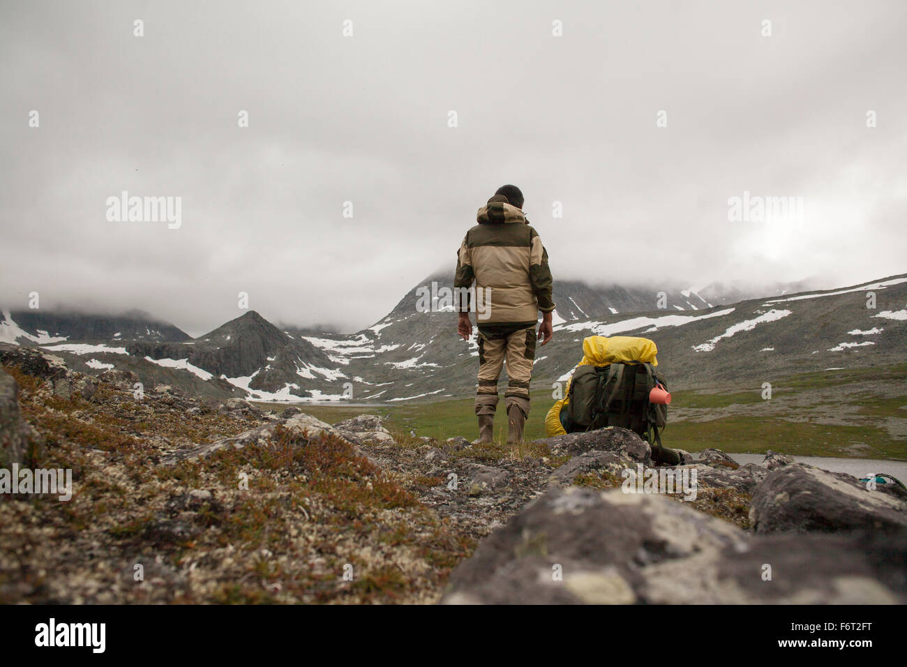 Mari backpacker in piedi nel campo di montagna Foto Stock