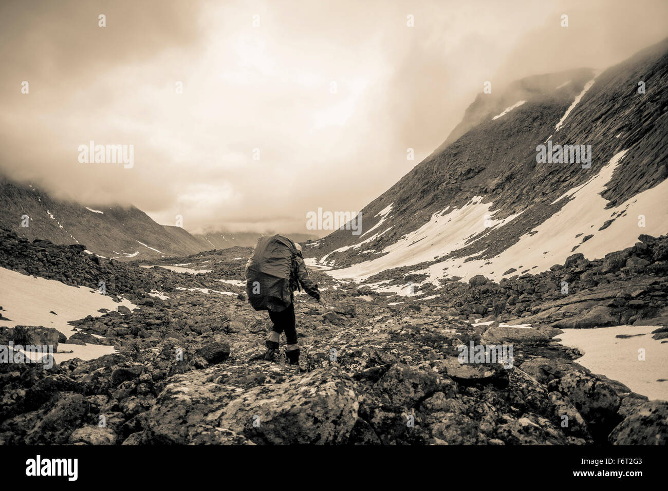 Mari backpacker a piedi nella valle di montagna Foto Stock
