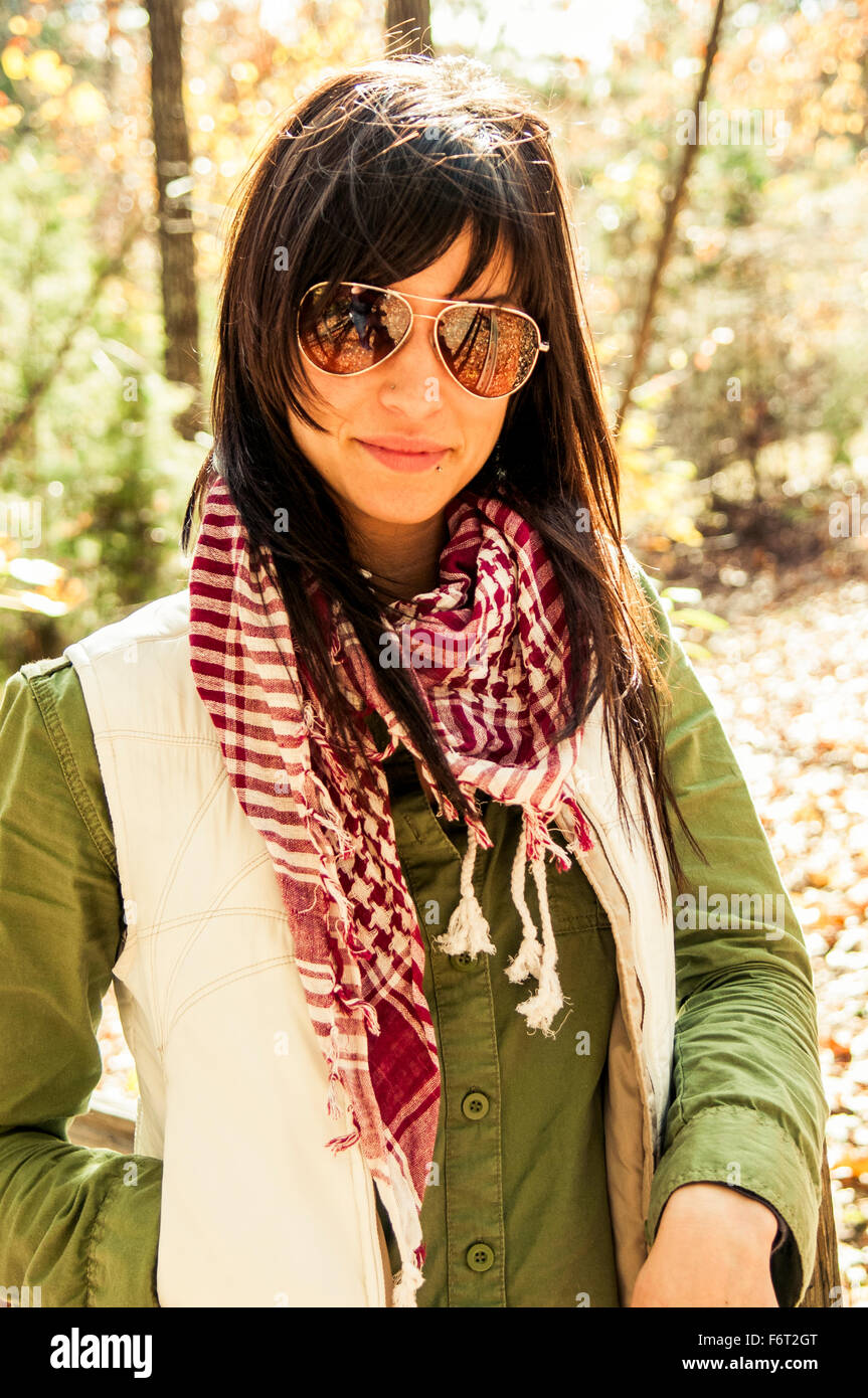 Caucasian donna sorridente in foresta Foto Stock