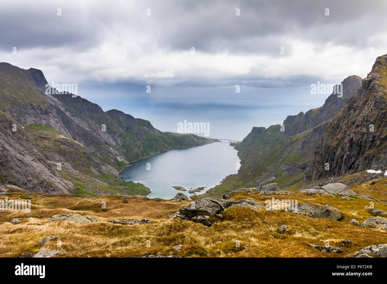 Vista sulle montagne vicino a Reine, Lofoten, Norvegia Foto Stock