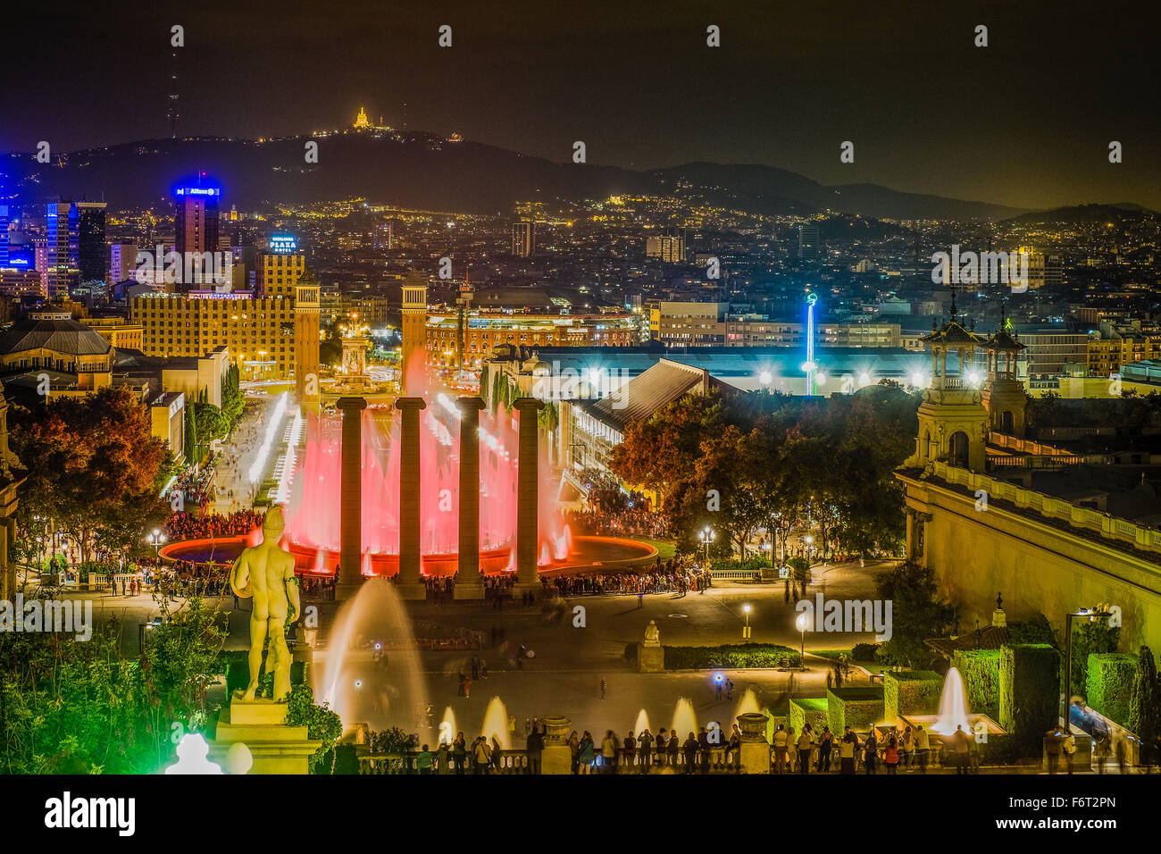 Barcellona fontana musicale mostra lo skyline di notte Foto Stock